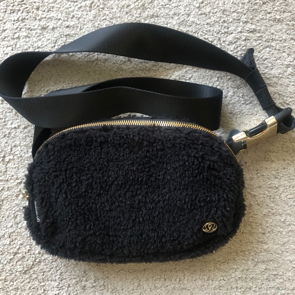 lululemon athletica Handbags - LULULEMON Everywhere Fleece Belt Bag.1L.
